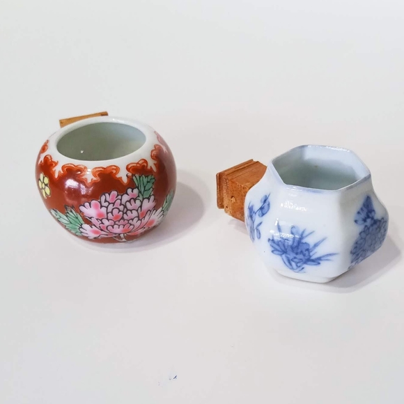 HP Pair of Chinoiserie Porcelain Birdfeeders